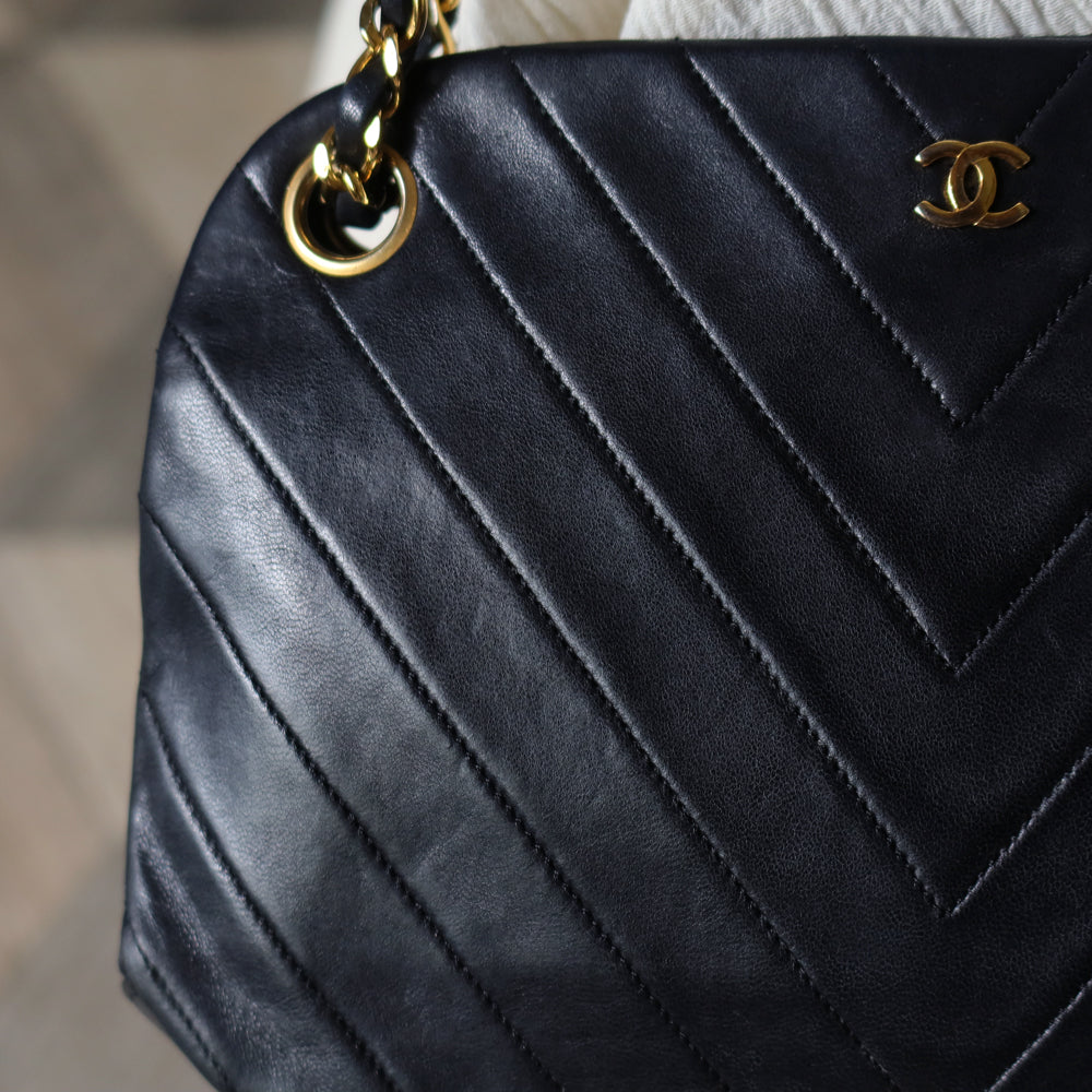 Chanel Vintage Black Lambskin Chevron Quilted Kiss Lock 2way Bag