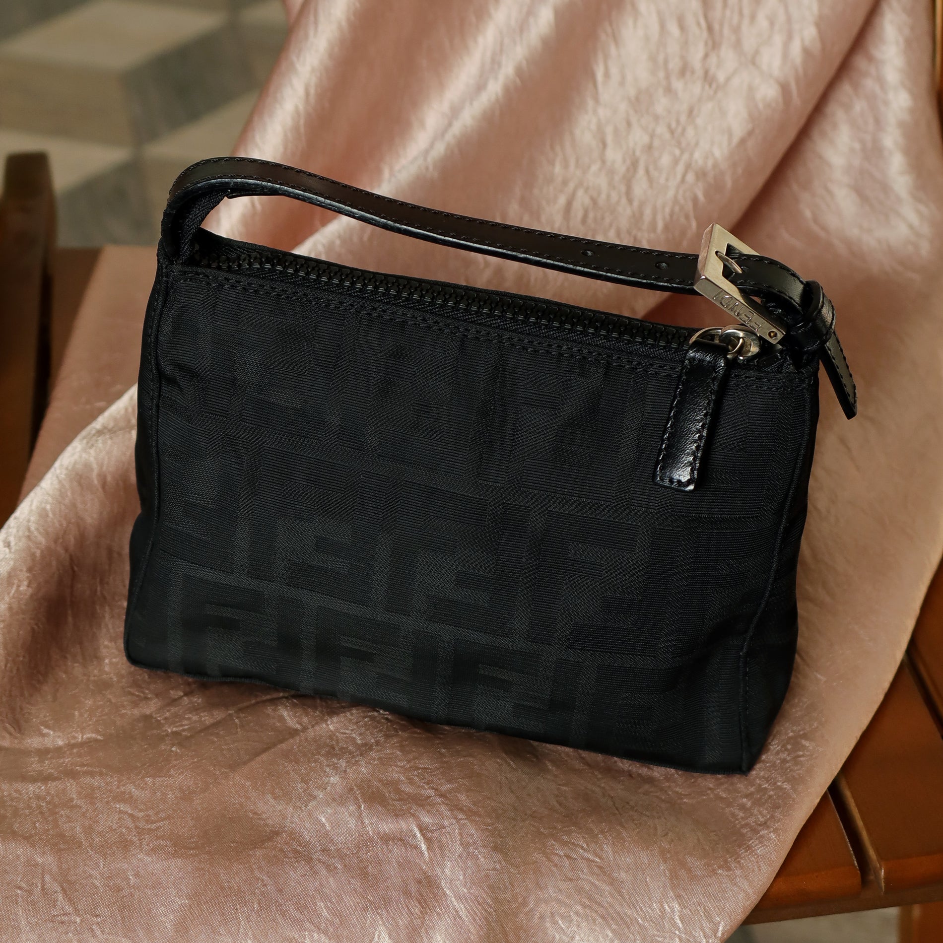 Black fendi online clutch