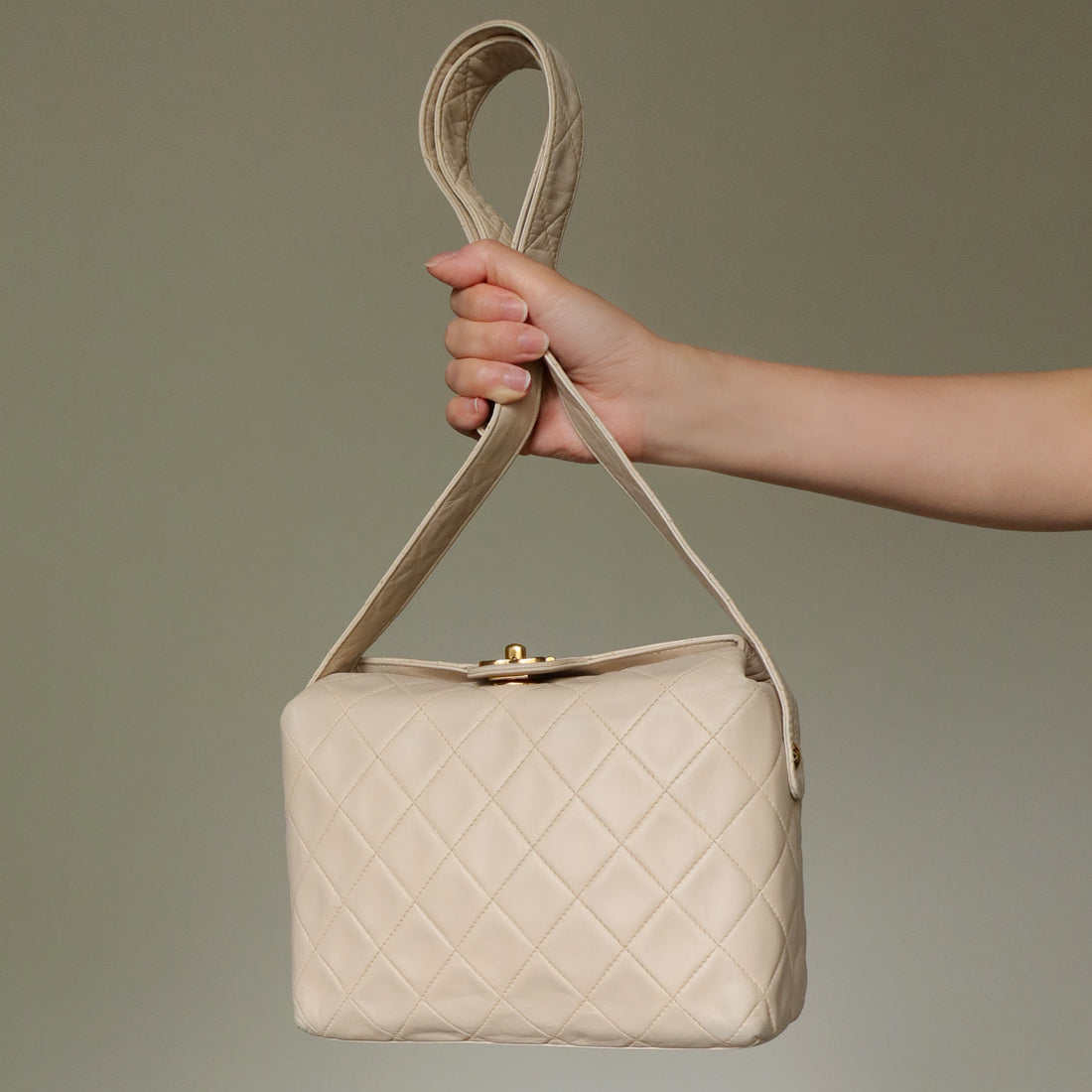 Chanel Vintage Matelasse Beige Quilted Bijoux CC Turnlock Shoulder Bag